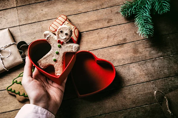 Mano celebración Navidad jengibre hombre — Foto de Stock