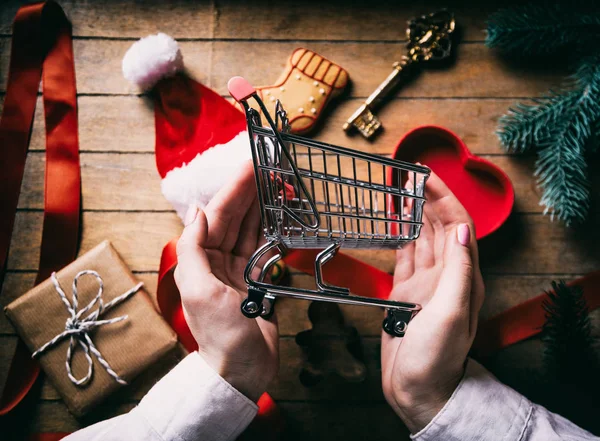 Mains tenant le panier avec des cadeaux de Noël — Photo