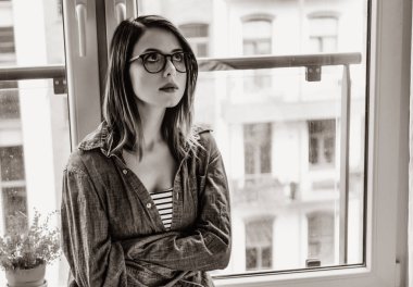gözlük güzel düşünceli bir genç kadın portresi