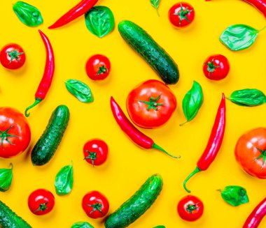 Biber ve domates salatalık ile