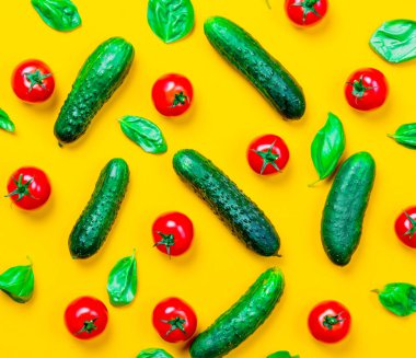 Domates, salatalık ve fesleğen görünümünün üst