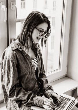 serbest çalışan kadın laptop ile