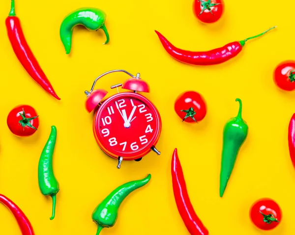 Chili peper met tomaten en wekker — Stockfoto