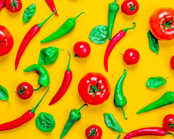 Boven uitzicht op Chili peper en tomaten met basilicum — Stockfoto