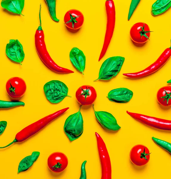 Boven uitzicht op Chili peper en tomaten met basilicum — Stockfoto