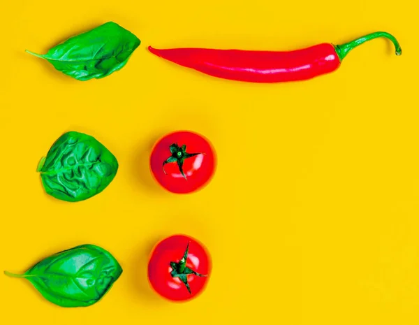 Boven Uitzicht Chili Peper Tomaten Met Basilicum Gele Achtergrond — Stockfoto