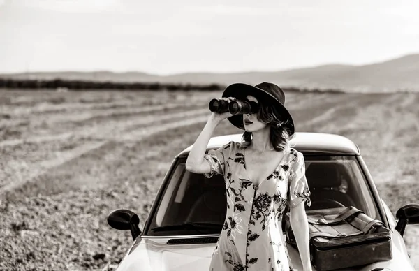 Kvinna med karta och resväska nära en gul bil — Stockfoto