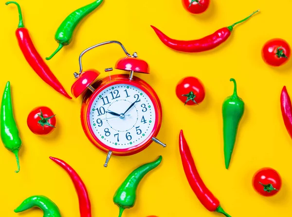 Chili peper met tomaten en wekker — Stockfoto