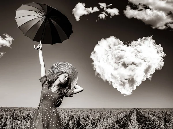 Menina com guarda-chuva no campo de milho — Fotografia de Stock