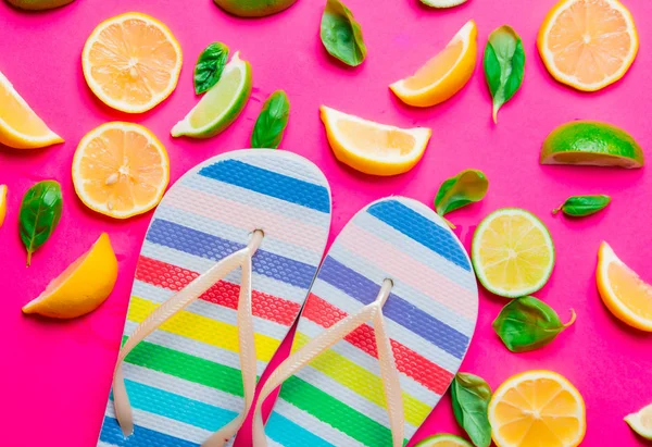 Limões cortados e limas e sapatos de praia — Fotografia de Stock