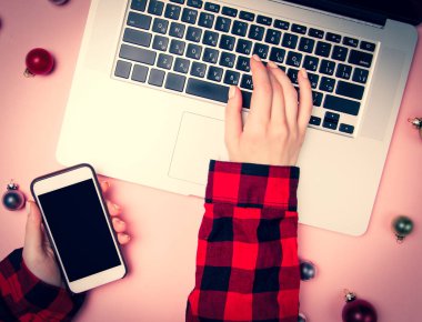 Cep telefonu dizüstü yakınındaki tutan eller