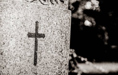 Almanya taş mezar Hristiyan çarmıhta.