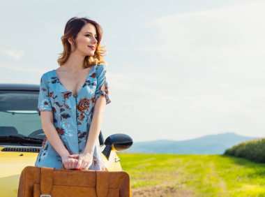 harita ve bavul sarı bir araba yakınındaki kadın ile