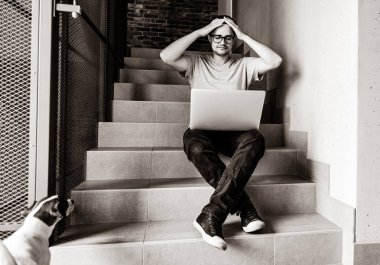 Dizüstü bilgisayar kullanan yakışıklı genç freelancer adam