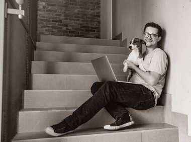 Dizüstü bilgisayar kullanan yakışıklı genç freelancer adam