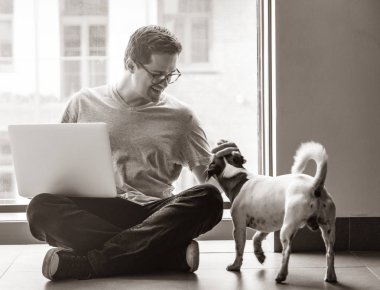 Dizüstü bilgisayar kullanan yakışıklı genç freelancer adam