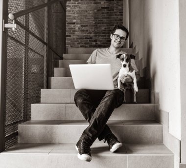 Dizüstü bilgisayar kullanan yakışıklı genç freelancer adam