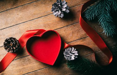 Kalp şekli kutu ve bükülmüş yay ile çam kozalakları