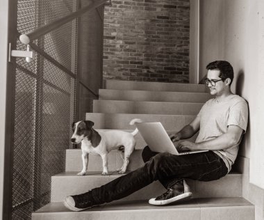 Dizüstü bilgisayar kullanan yakışıklı genç freelancer adam