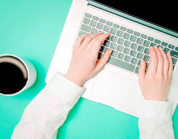 Mãos femininas com xícara de café e laptop — Fotografia de Stock
