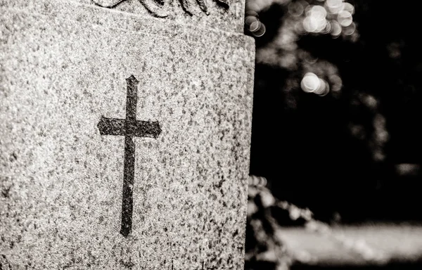 Croix chrétienne sur tombe en pierre germaine . — Photo