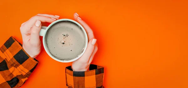 Mains féminines tenant une tasse chaude de café — Photo