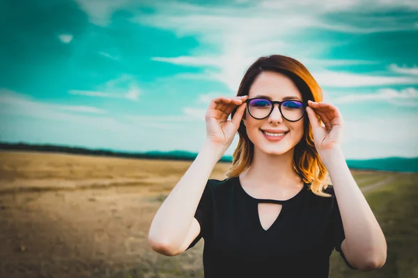 Vrouw met brillen op platteland — Stockfoto