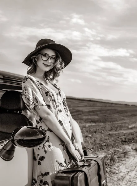 Vrouw met kaart en koffer in de buurt van een auto — Stockfoto
