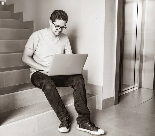 Bonito jovem freelancer homem usando computador portátil — Fotografia de Stock