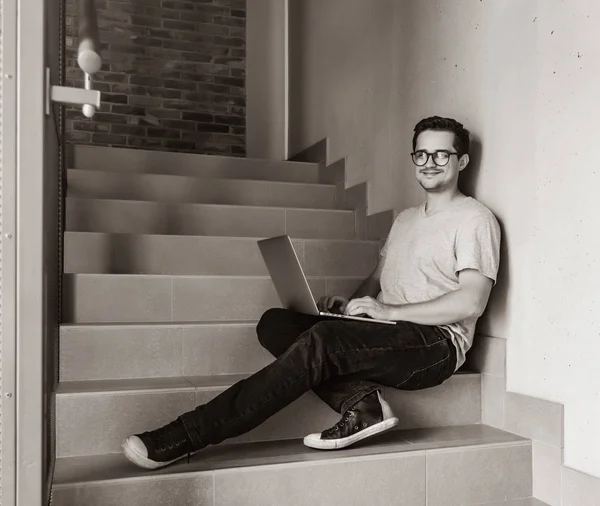 Guapo joven freelancer hombre usando ordenador portátil — Foto de Stock