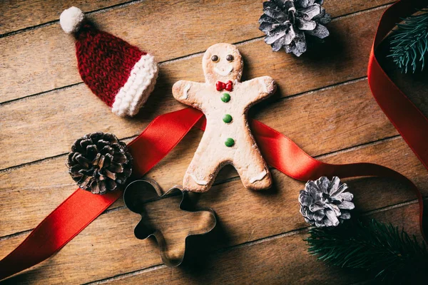 Little Christmas gingerbread man cookie with Santa Claus hat — Stock Photo, Image