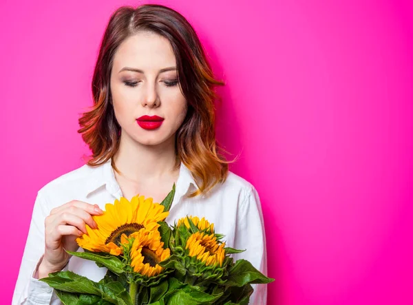 Portret van jonge roodharige meisje met zonnebloemen — Stockfoto