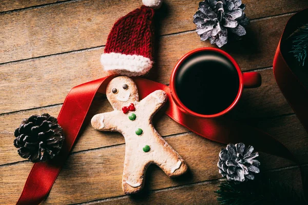 Cup of coffee and Christmas gingerbread man — Stock Photo, Image