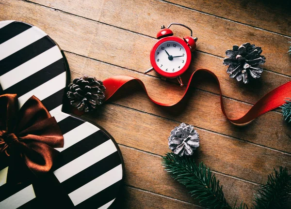 Noel hediye kutusu ile çalar saat — Stok fotoğraf