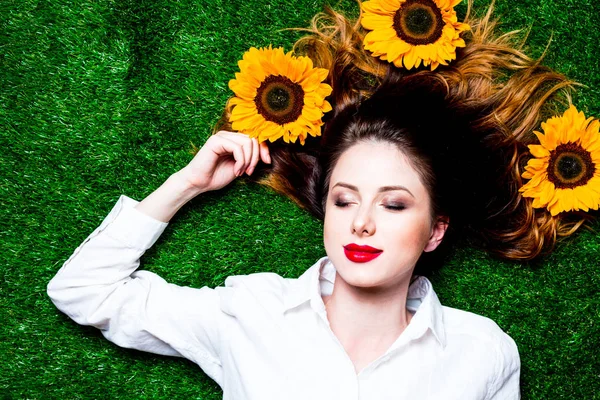 Retrato Una Hermosa Chica Pelirroja Con Girasoles Sobre Hierba Verde —  Fotos de Stock