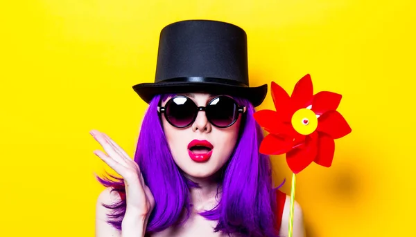 Dívka s vlasy fialové barvy a Větrník hračka — Stock fotografie