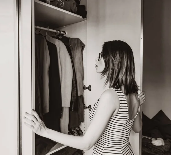 Menina jovem escolhendo uma roupa — Fotografia de Stock