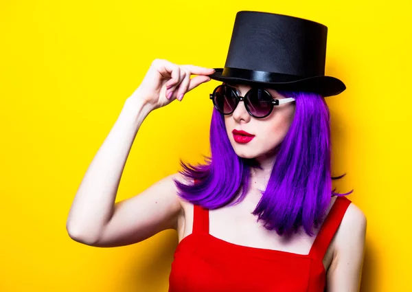 Retrato de niña con el pelo de color púrpura y sombrero de copa — Foto de Stock