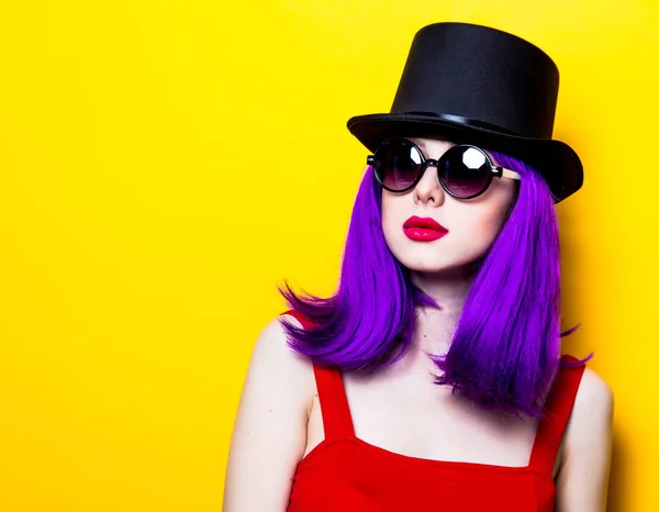 Portret młodej dziewczyny z fioletowy kolor włosów i Top hat — Zdjęcie stockowe