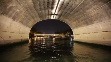 Hareket tekne köprüler, gece Paris, Fransa'da görüntülemek