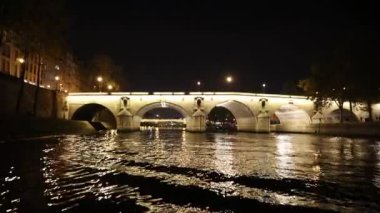 Hareket tekne köprüler, gece Paris, Fransa'da görüntülemek