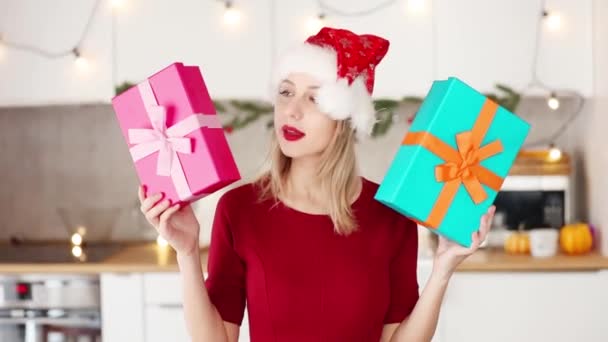 Menina Branca Bonita Chapéu Vestido Vermelho Com Presente Natal Caixas — Vídeo de Stock