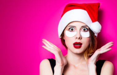 Gözlerinde izole pembe arka plan için göz bandı kullanan kadın. Genelde oldukları gibi doğal ve gerçek erkek portresi gibi görünüyor