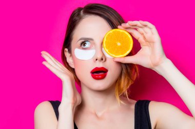 Gözlerinde izole pembe arka plan için göz bandı kullanan kadın. Genelde oldukları gibi doğal ve gerçek erkek portresi gibi görünüyor