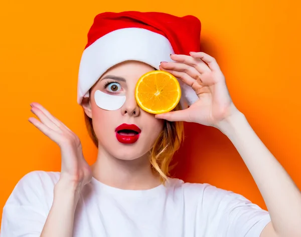 Donna Che Usa Benda Gli Occhi Nel Cappello Babbo Natale — Foto Stock