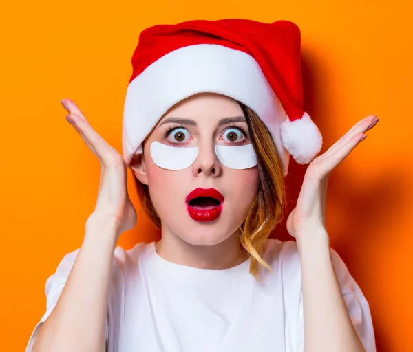 Donna Utilizzando Benda Gli Occhi Sfondo Cappello Babbo Natale Isolato — Foto Stock