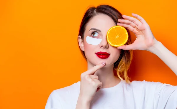 Mulher Usando Remendo Ocular Para Olhos Segurando Frutas Fundo Laranja — Fotografia de Stock