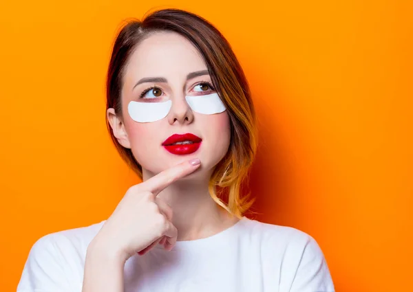 Frau Mit Augenklappe Für Ihre Augen Auf Orangefarbenem Hintergrund Isoliert — Stockfoto