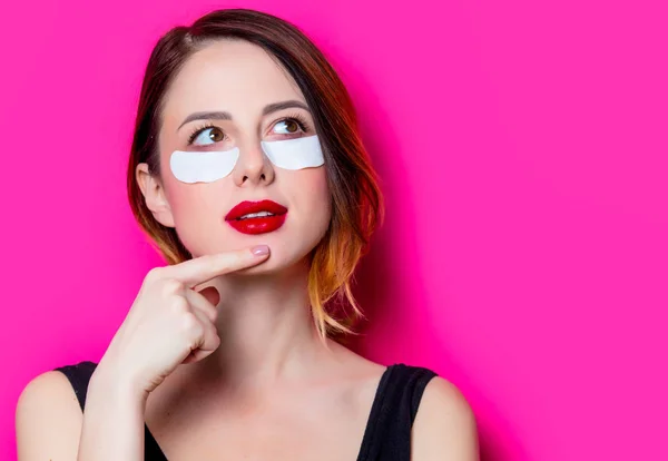 Mujer Usando Parche Ocular Para Sus Ojos Sobre Fondo Rosa —  Fotos de Stock