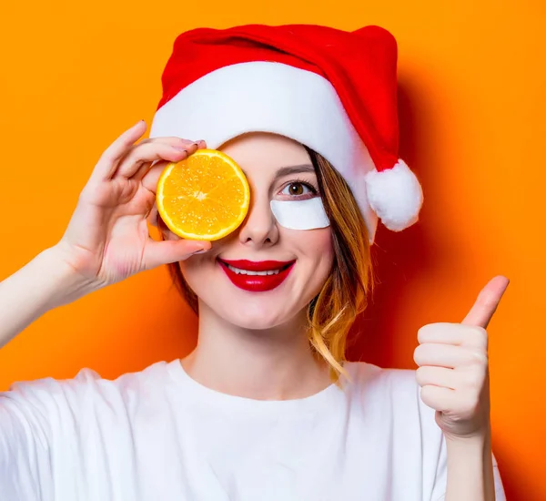 Donna Che Usa Benda Gli Occhi Nel Cappello Babbo Natale — Foto Stock